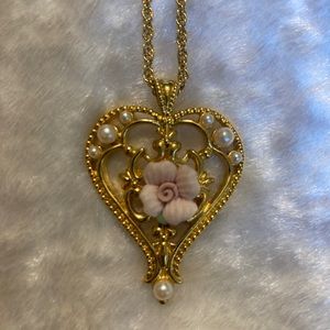 ☘️VTG Avon Heart Pendant With Flower/Faux Pearls Gold Tone